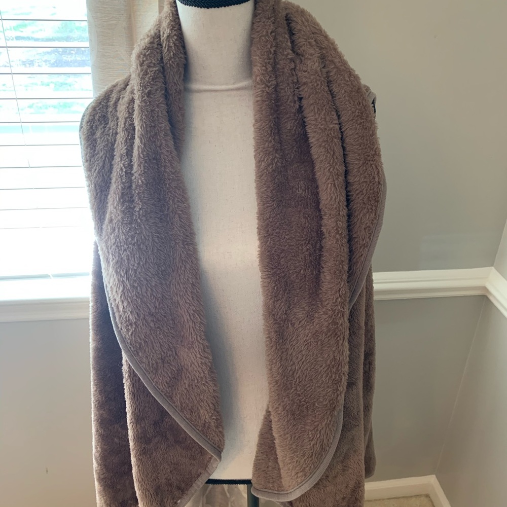 Brown Oversized Furry Vest, One Size Fits All NWOT‎